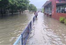 Rain Chaos in Surat: સુરતના વેસુમાં વરસાદી મુસીબત: સામાન્ય વરસાદમાં જ વીઆઈપી રોડ ‘બેટ’માં ફેરવાયો, શ્યામ મંદિરનો માર્ગ બંધ Rain Chaos in Surat